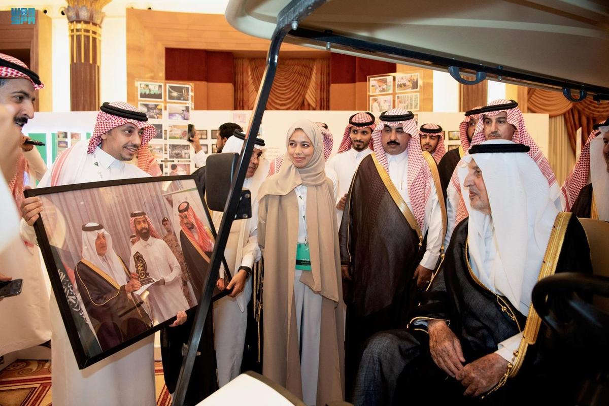 عرض معرض العشر سنوات على سمو أمير منطقة مكة المكرمة